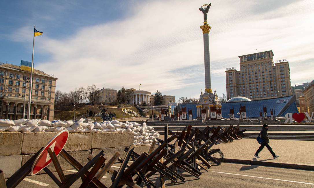 Barreiras feitas com estacas e sacos de areia próximas à Praça da Independência, a Maidan, o ponto mais icônico da capital ucraniana Foto: Yan Boechat / Yan Boechat
