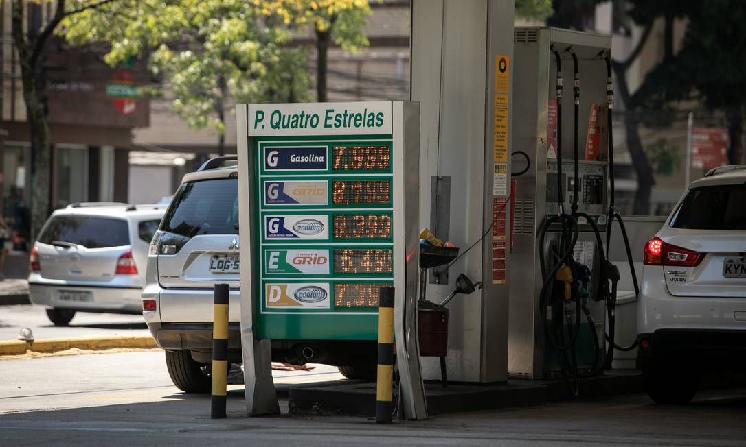 Em posto na Zona Sul do Rio preço da gasolina já está em R$ 7,99. Valores do diesel e do gás de cozinha também subiram. Efeito deve se espalhar pela economia, segundo especialistas Foto: Brenno Carvalho