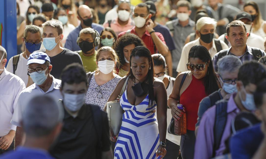 População está dividida sobre flexibilização de medidas protetivas, como uso de máscaras, que indicam nova etapa da pandemia Foto: Gabriel de Paiva / Agência O Globo