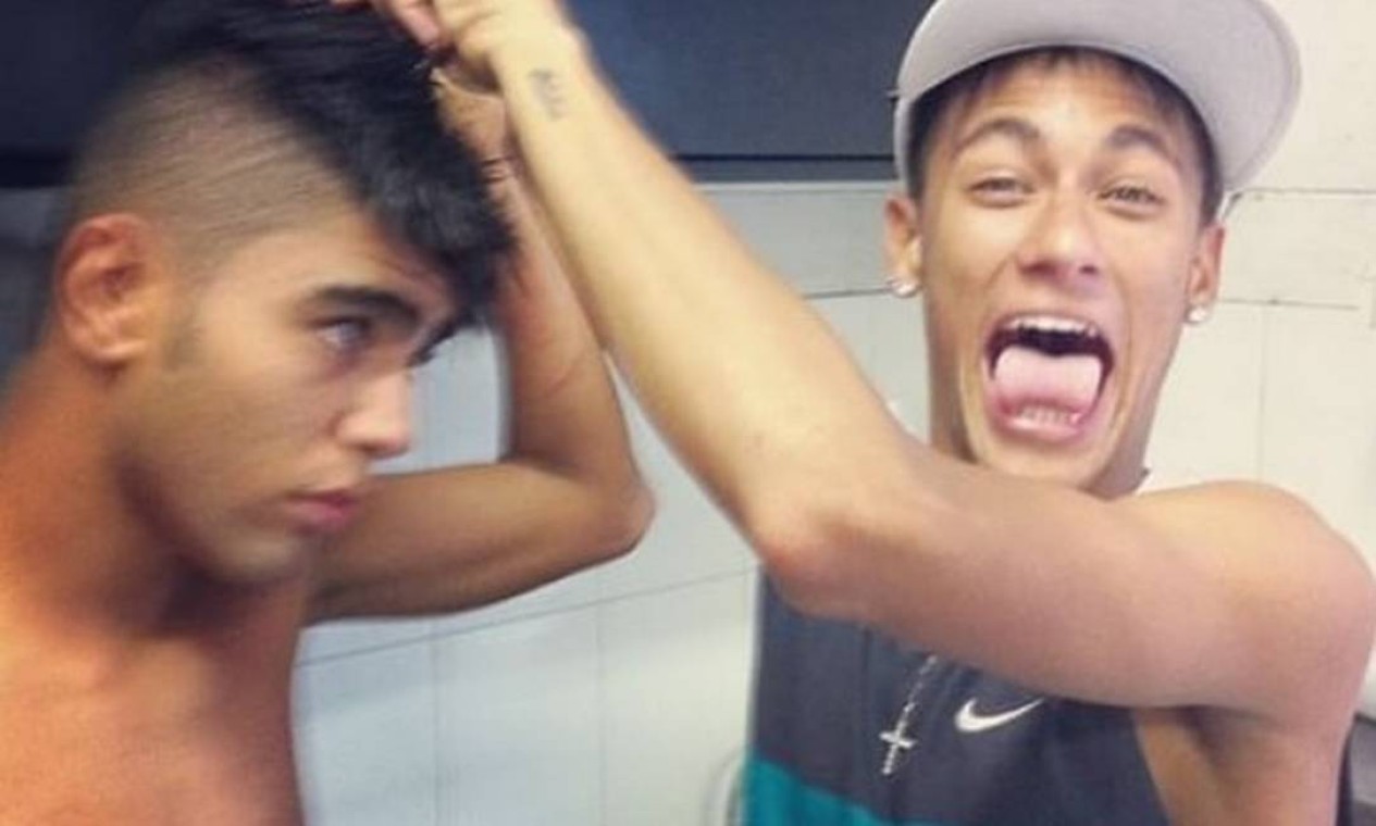 Gabigol e Neymar, em registro na adolescência de ambos: os dois são amigos desde os tempos em que jogavam no Santos Foto: Arquivo pessoal