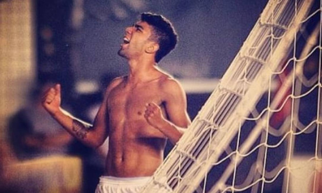 Gabigol comemora gol pelo Santos: na época, jogador ainda não tinha corpo inteiramente coberto por tatuagens Foto: Reprodução / Instagram