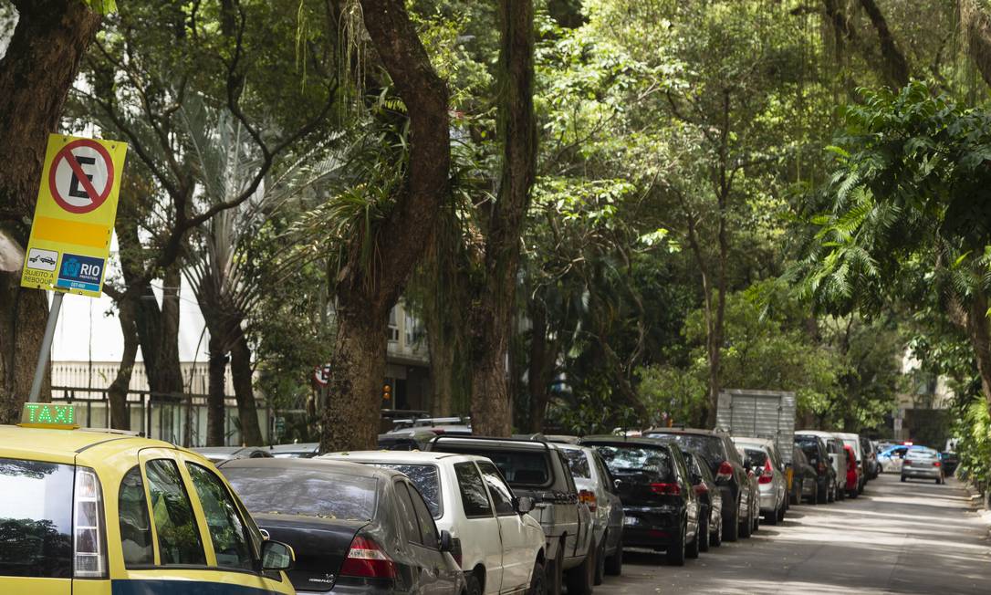 Motoristas desafiam a fiscalização estacionando em locais proibidos Foto: Leo Martins / Agência O Globo Foto: Leo Martins / Agência O Globo