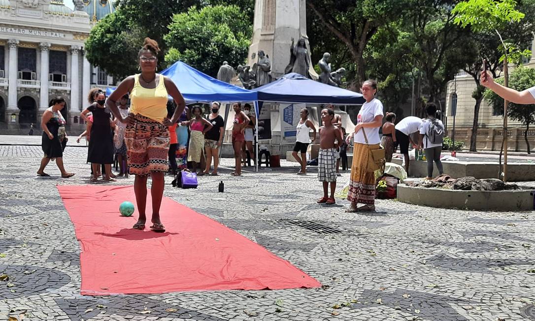 Ação social em homenagem ao Dia das Mulheres teve desfile com mulheres em situação de rua Foto: Leonardo Sodré / O Globo