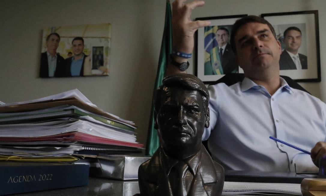 Senador Flávio Bolsonaro: conversa com governador sobre candidato Foto: Cristiano Mariz / Agência O Globo
