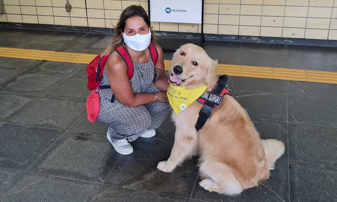 Cães de suporte emocional. Rudá acompanha Danielle em todos os lugares, inclusive no metrô Foto: Crédito: Divulgação/MetrôRio