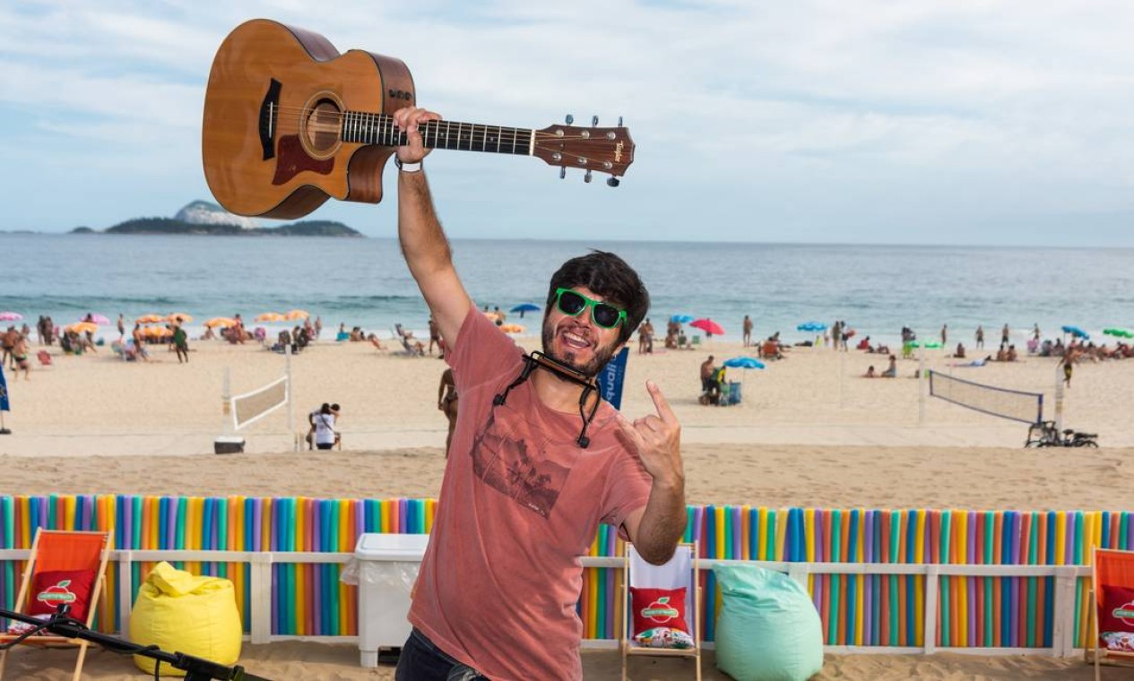 O músico Fred Chico revela estar bastante familiarizado com o ambiente da praia, já que, além da música, uma de suas paixões é o surfe Foto: Alex Ferro / Agência O Globo