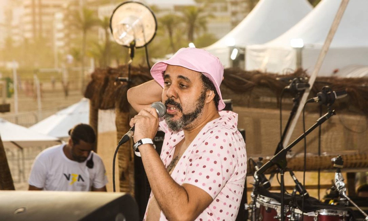 DJ Dodô está presente nos quatro dias de Projeto Verão Rio, evento que leva música e atividades esportivas para a Praia de Ipanema Foto: Alex Ferro / Agência O Globo