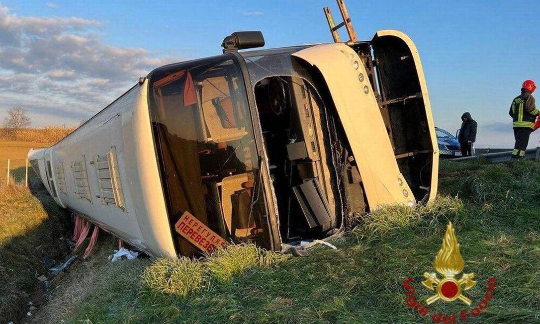 Ônibus com ucranianos saiu da pista quando passava por rodovida entre as cidades de Cesena e Rimini, na Itália Foto: Reprodução/Vigili del fuoco