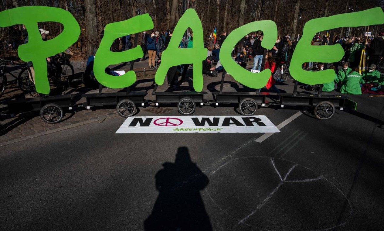 Com a identidade visual da ONG Greenpeace (paz verde), manifestante pedem paz na Ucrânia, durante protesto em Berlim, Alemanha Foto: JOHN MACDOUGALL / AFP