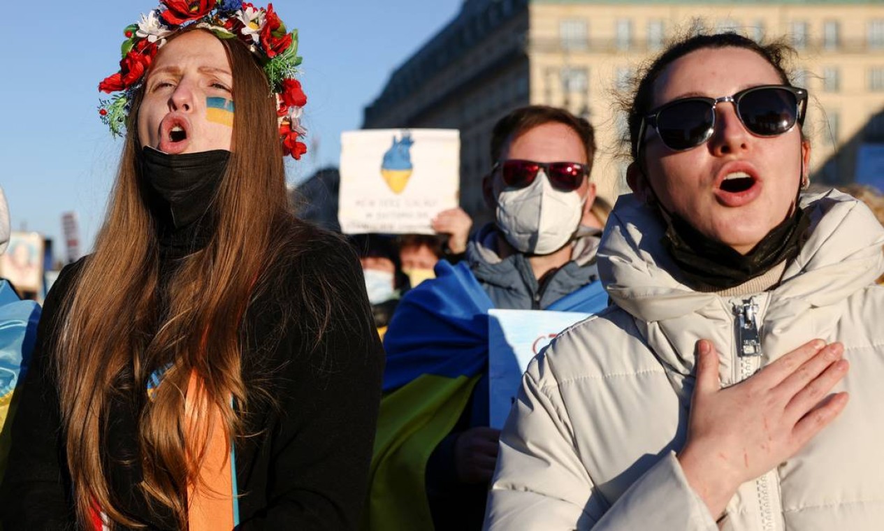 Manifestantes cantam o hino nacional da Ucrânia durante protesto Foto: CHRISTIAN MANG / REUTERS