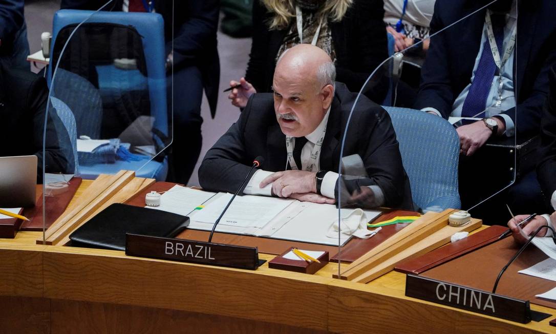  O embaixador brasileiro na ONU, Ronaldo Costa Filho, em sessão do Conselho de Segurança; país votou pela condenação da Rússia, mas criticou as sanções Foto: CARLO ALLEGRI / REUTERS