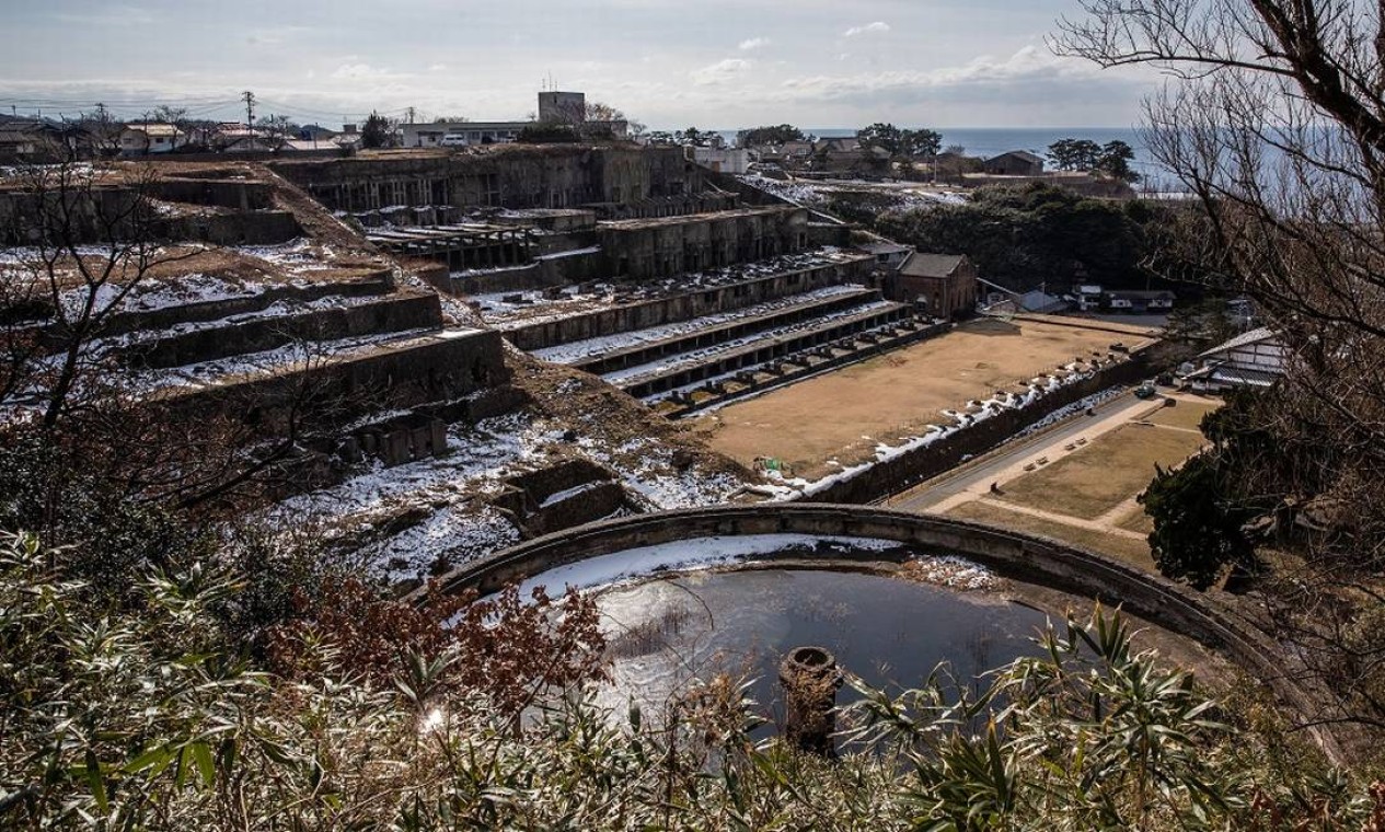 As ruínas de uma antiga planta de flotação de minerais em Kitazawa, construída em 1930, lembram a história das minas da Ilha Sado, no Japão Foto: Shiho Fukada / The New York Times