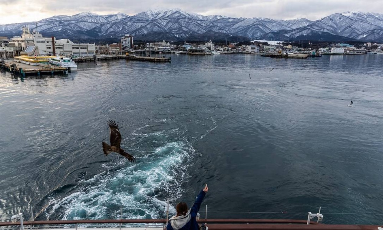 A Ilha Sado vista a patir de uma barca Foto: Shiho Fukada / The New York Times