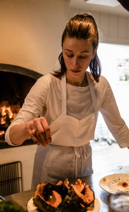 A chef Clare de Boer prepara um prato no seu novo restaurante Stissing House, em Pine Plains, interior do estado de Nova York Foto: Lauren Lancaster / The New York Times