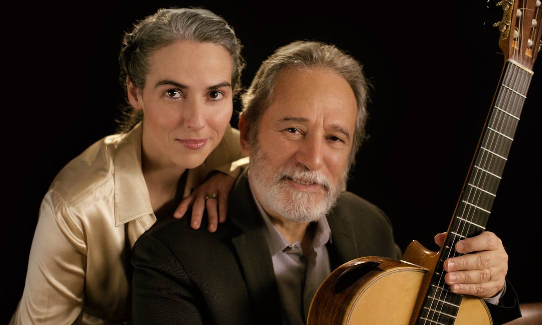 O violonista Sérgio Assad com a filha, a pianista Clarice Assad Foto: Rodrigo Assad / Divulgação