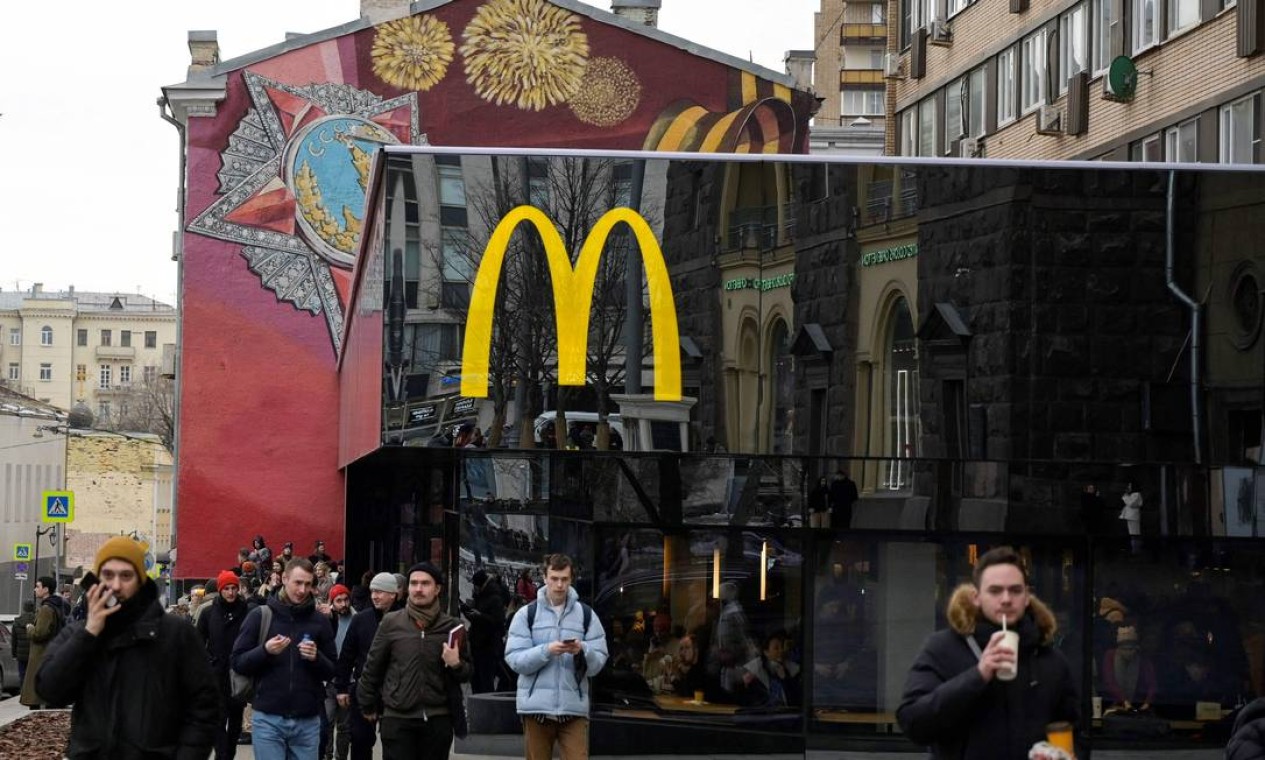 Há 30 anos no país, a rede de fast food McDonald's fechou temporariamente as cerca de 850 lanchonetes espalhadas pela Rússia como resposta a invasão da Ucrânia. A empresa continuará pagando o salário dos 62 mil funcionários enquanto as lojas estiverem fechadas. Foto: - / AFP