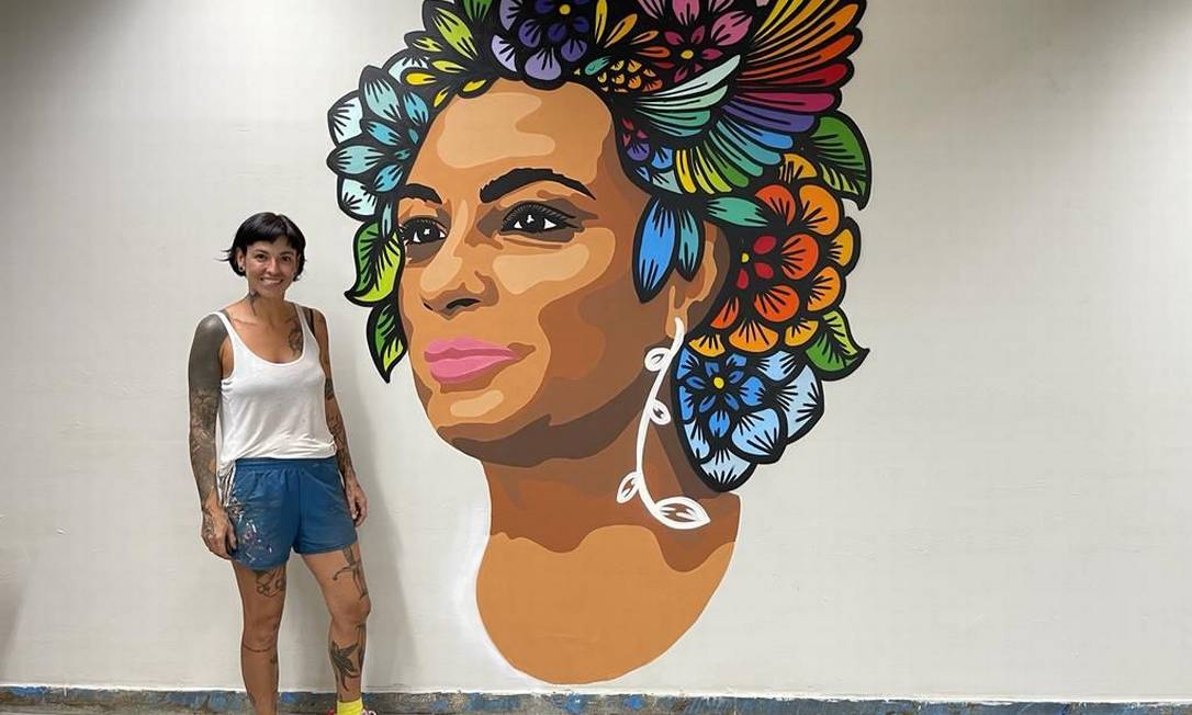 Rafa Mon e seu novo mural em homenagem a Marielle. Foto: Divulgação