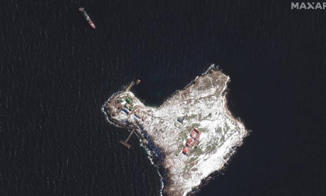 Imagem de satélite mostra danos à Ilha da Cobra, onde soldados ucranianos xingaram russos e foram bombardeados Foto: Reprodução/CNN/Maxar Technologies