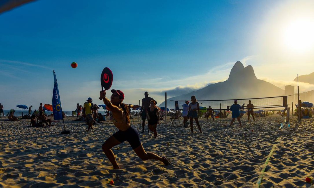 Práticas esportivas foram um grande sucesso no Verão Rio. Entre uma jogada e outra, participantes aproveitavam para curtir as músicas Foto: Alex Ferro / Agência O Globo