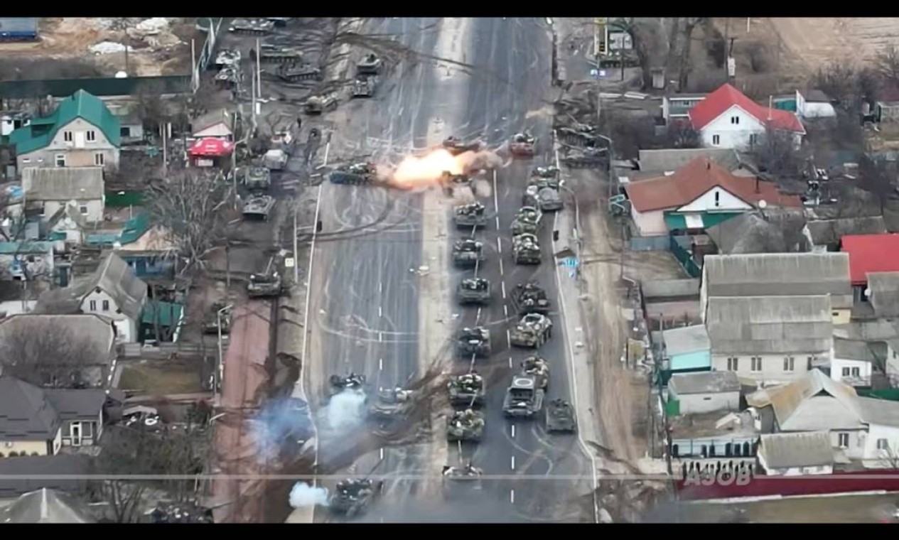 Batalha de tanques no distrito de Brovary Foto: AZOV HANDOUT / AZOV HANDOUT via REUTERS