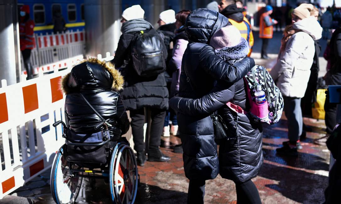 Ucranianos aguardam autorização para embarcar em um trem que vai retirá-los de Dnipro Foto: STRINGER / REUTERS/12-03-2022