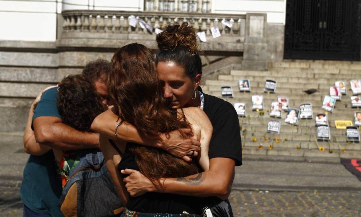 Mônica abraça manifestantes durante ato pelos quatro anos da morte de Marielle Franco Foto: Fotoarena / Agência O Globo