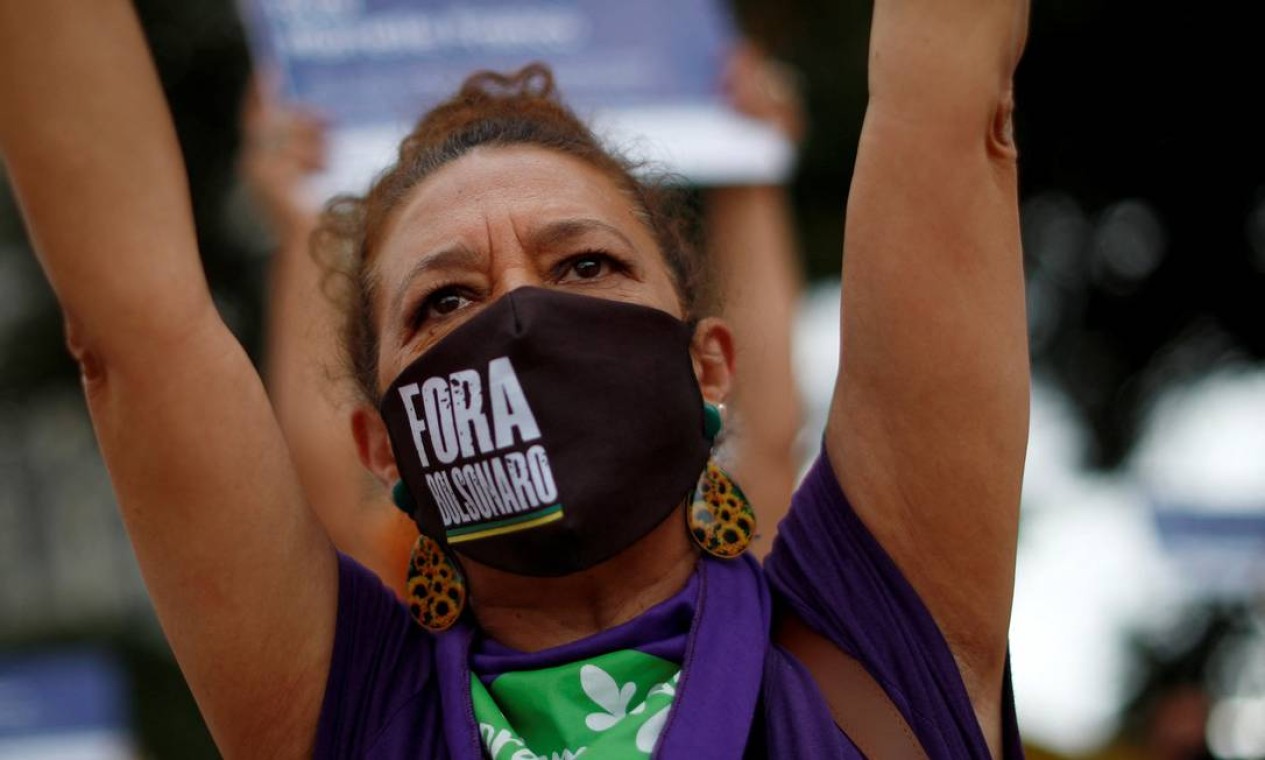 Mulher usando máscara escrita "Fora Bolsonaro" grita durante manifestação pela morte de Marielle Foto: ADRIANO MACHADO / REUTERS