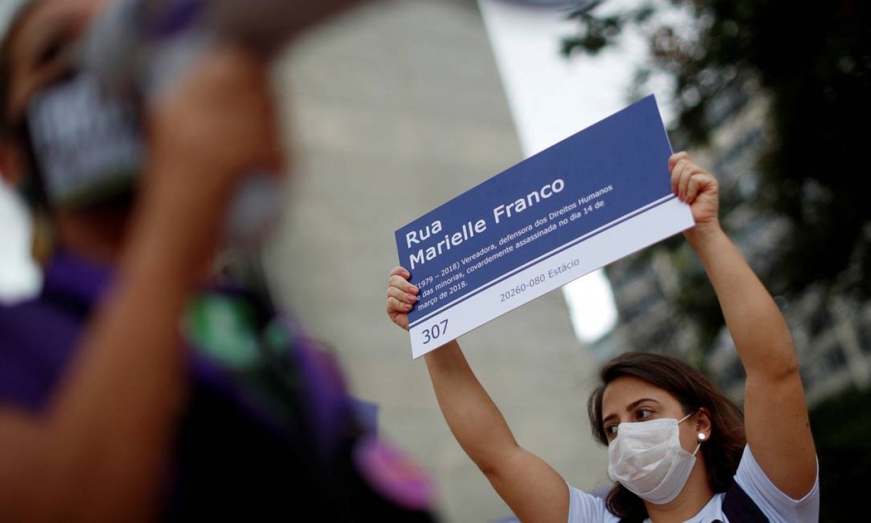 Mulheres seguram placa que homenageia a vereadora Marielle Franco durante ato pelos 4 anos da morte da parlamentar Foto: ADRIANO MACHADO / REUTERS