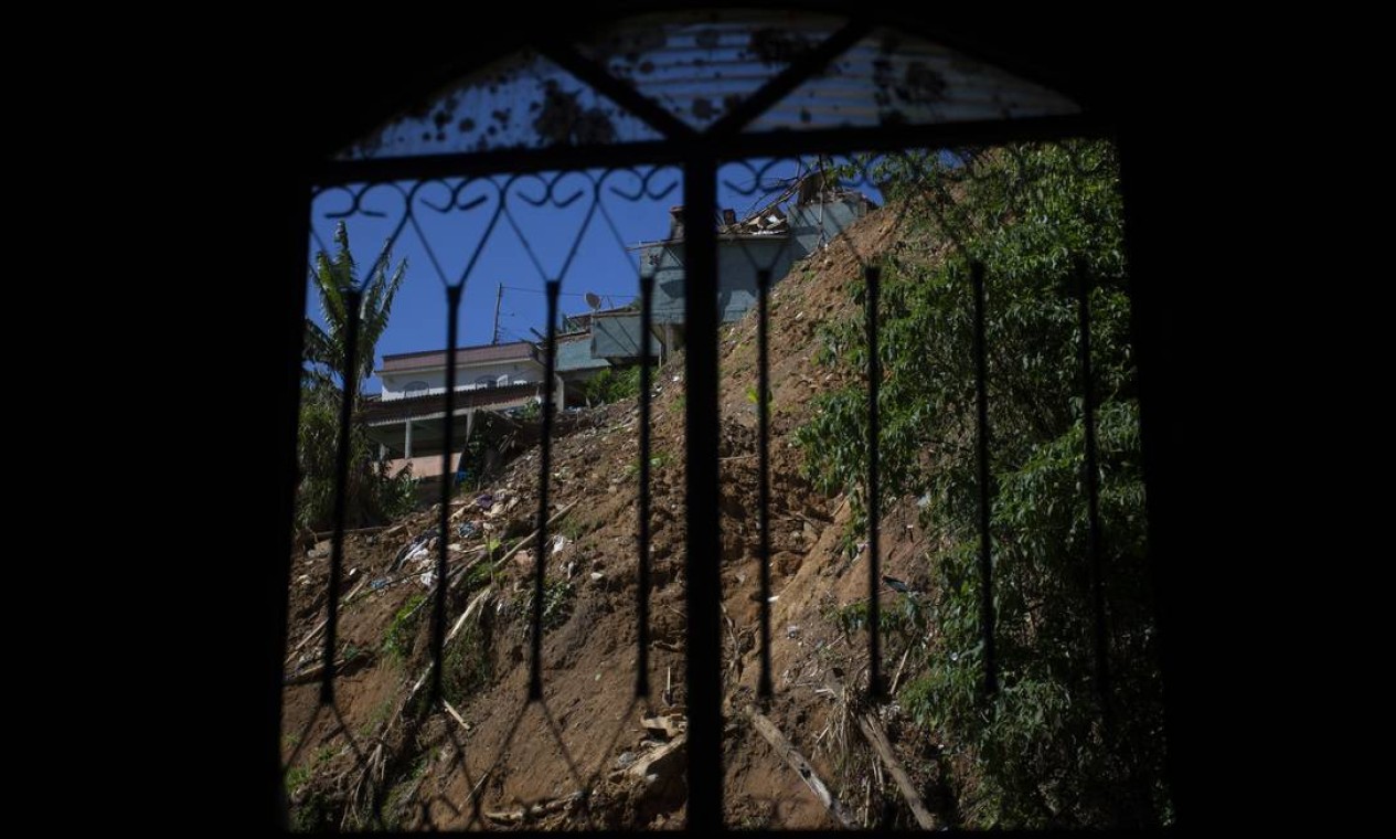 Em muitas janelas da cidade, a paisagem ainda é de destruição Foto: Marcia Foletto / Agência O Globo