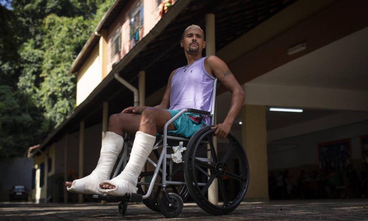 Anderson Ventura Avelar ficou soterrado e quebrou as duas pernas. Agora, aguarda no abrigo uma casa para morar Foto: Marcia Foletto / Agência O Globo