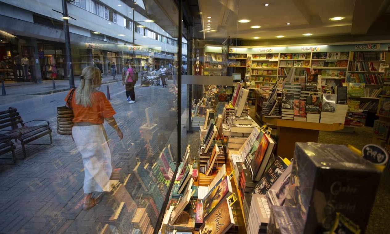Um mês depois da tragédia de Petrópolis, a tradicional Livraria Nobel, que perdeu a metade do estoque, volta à normalidade Foto: Marcia Foletto / Agência O Globo