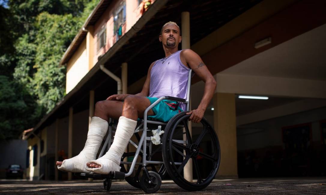 Anderson Ventura Avelar, que quebrou as duas pernas na tregédia de Petrópolis: "Quero voltar a sorrir" Foto: Márcia Foletto / Agência O Globo
