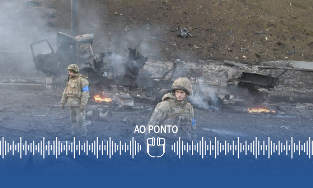 Militares ucranianos coletam projéteis não detonados após ataque a Kiev Foto: Arte