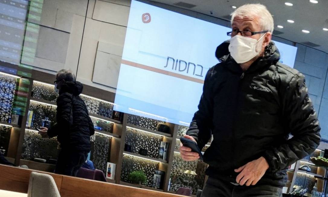 O oligarca russo Roman Abramovich na sala VIP do aeroporto de Tel Aviv, em Israel Foto: STRINGER / REUTERS