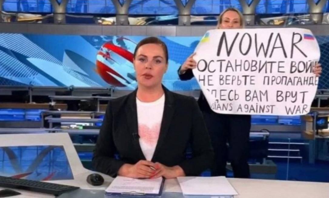 Marina Ovsyannikova com cartaz contra a guerra na Ucrânia durante jornal do Canal 1, da Rússia Foto: HANDOUT / AFP