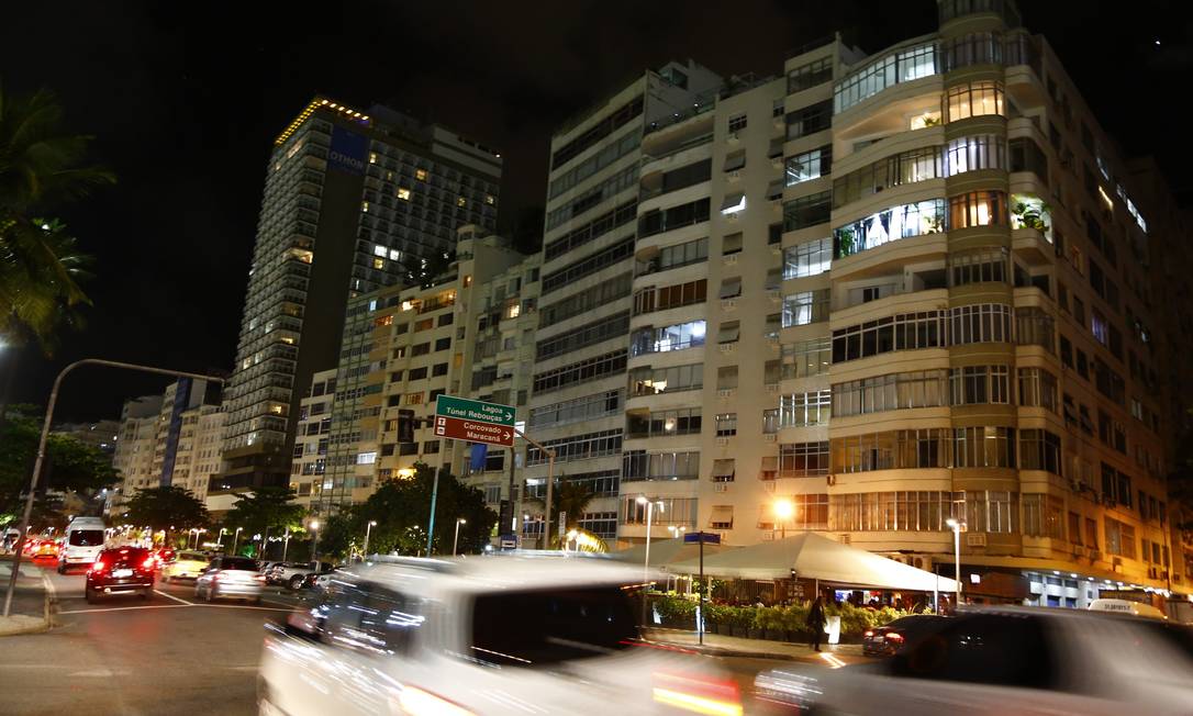 Conta de luz para clientes do Rio ficará mais cara a partir desta terça. Na foto, prédios na orla de Copacabana Foto: Uanderson Fernandes / Agência O Globo