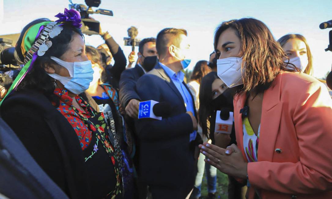 A nova ministra do Interior, Izkia Siches, fala com uma mulher mapuche em Ercilla, no Sul do Chile: comitiva teve que ser interrompida após tiros para o alto Foto: MARIO QUILODRAN / AFP