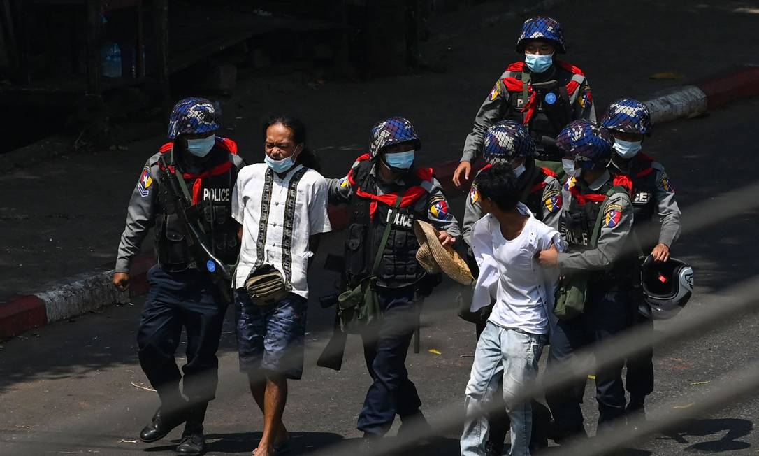 Polícia prende pessoas em Yangon durante protestos contra o golpe militar em Mianmar Foto: Sai Aung Main / AFP / 27-2-2021