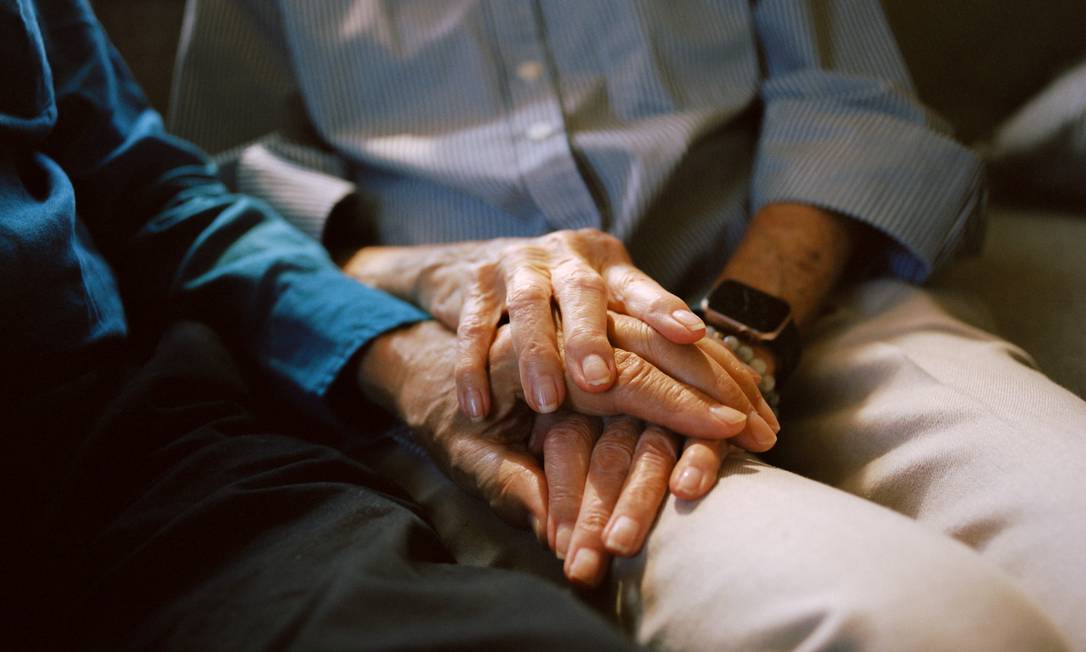 Phylis Raphael, de 86 anos, e Stan Leff, de 89 anos, mostram que a idade não precisa ser uma barreira quando se quer viver um relacionamento Foto: NATE PALMER / NYT/09-09-2021