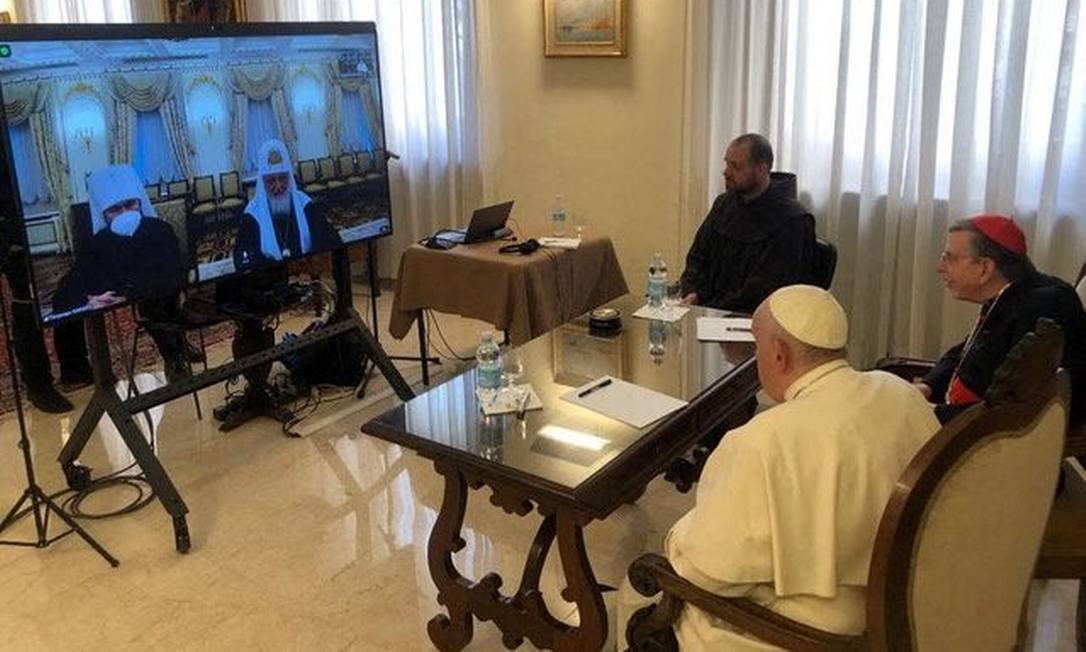 Francisco conversa com Cirilo I durante uma videoconferência. Em pauta, a guerra na Ucrânia Foto: VATICAN MEDIA / via REUTERS