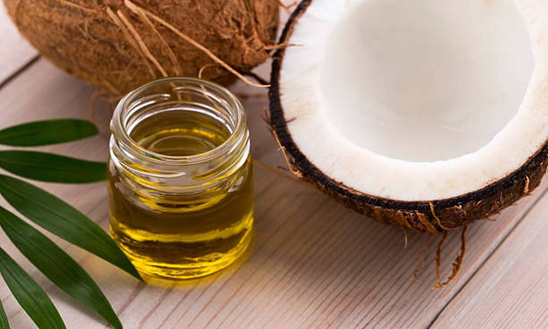 Coconut and coconut oil Foto: Apesar de ser vendido como um superalimento, o óleo de coco oferece riscos à saúde / Banco de Imagens / Unsplash