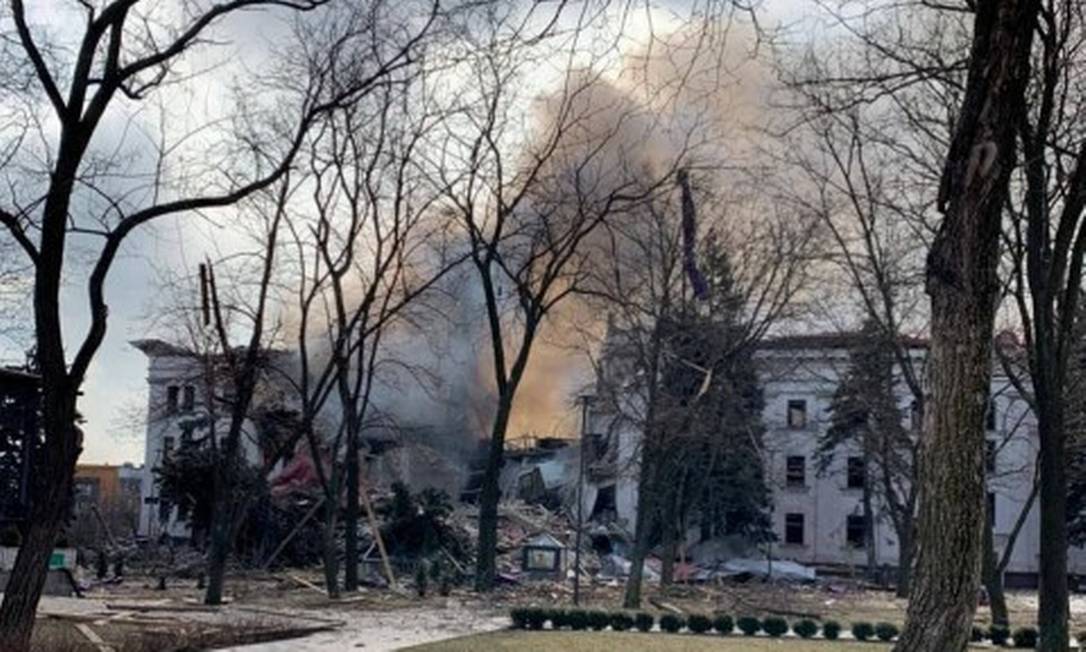Teatro bombardeado em Mariupol era usado como abrigo por civis Foto: DONETSK REGIONAL ADMINISTRATION / via REUTERS