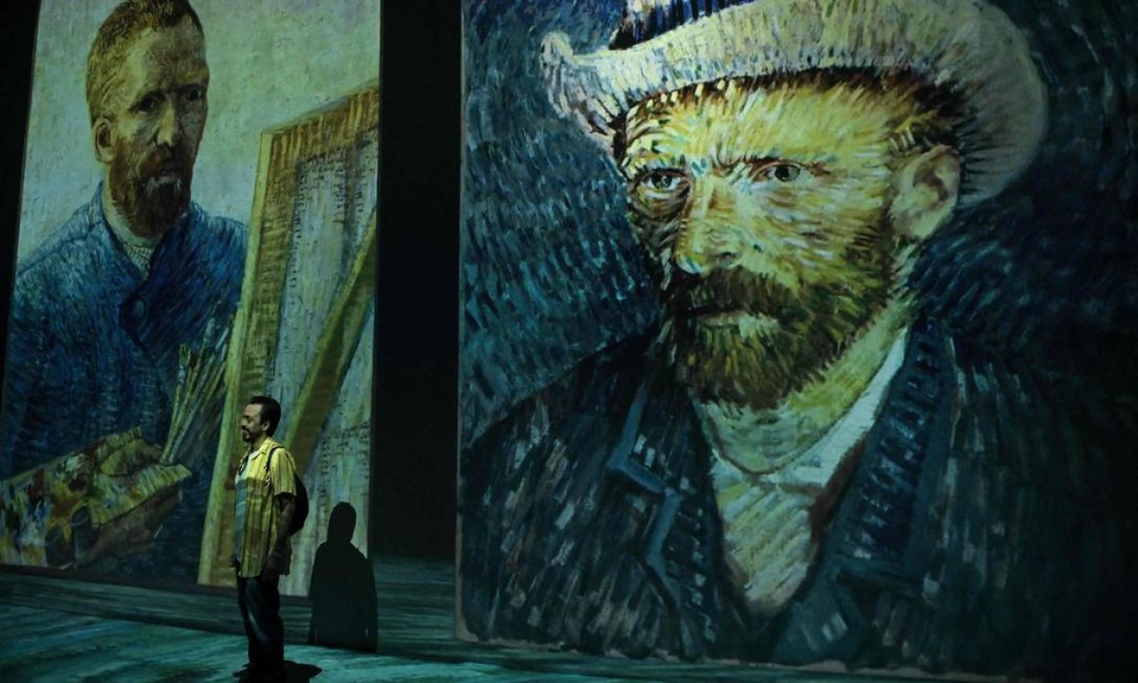 Pessoas assistem a uma prévia de mídia da exposição multimídia "Além de Van Gogh", em São Paulo. Mostra que já foi vista por 20 milhões de espectadores fora do país abre portas ao público nesta quinta-feira no Morumbi Shopping Foto: NELSON ALMEIDA / AFP