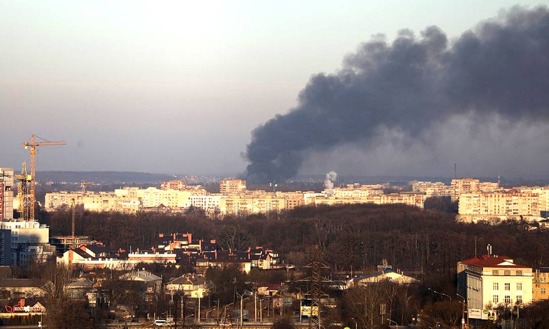 Uma coluna de fumaça subiu sobre a cidade da Lviv, onde bombardeios atingiram uma região próxima ao aeroporto Foto: ROMAN BALUK / REUTERS