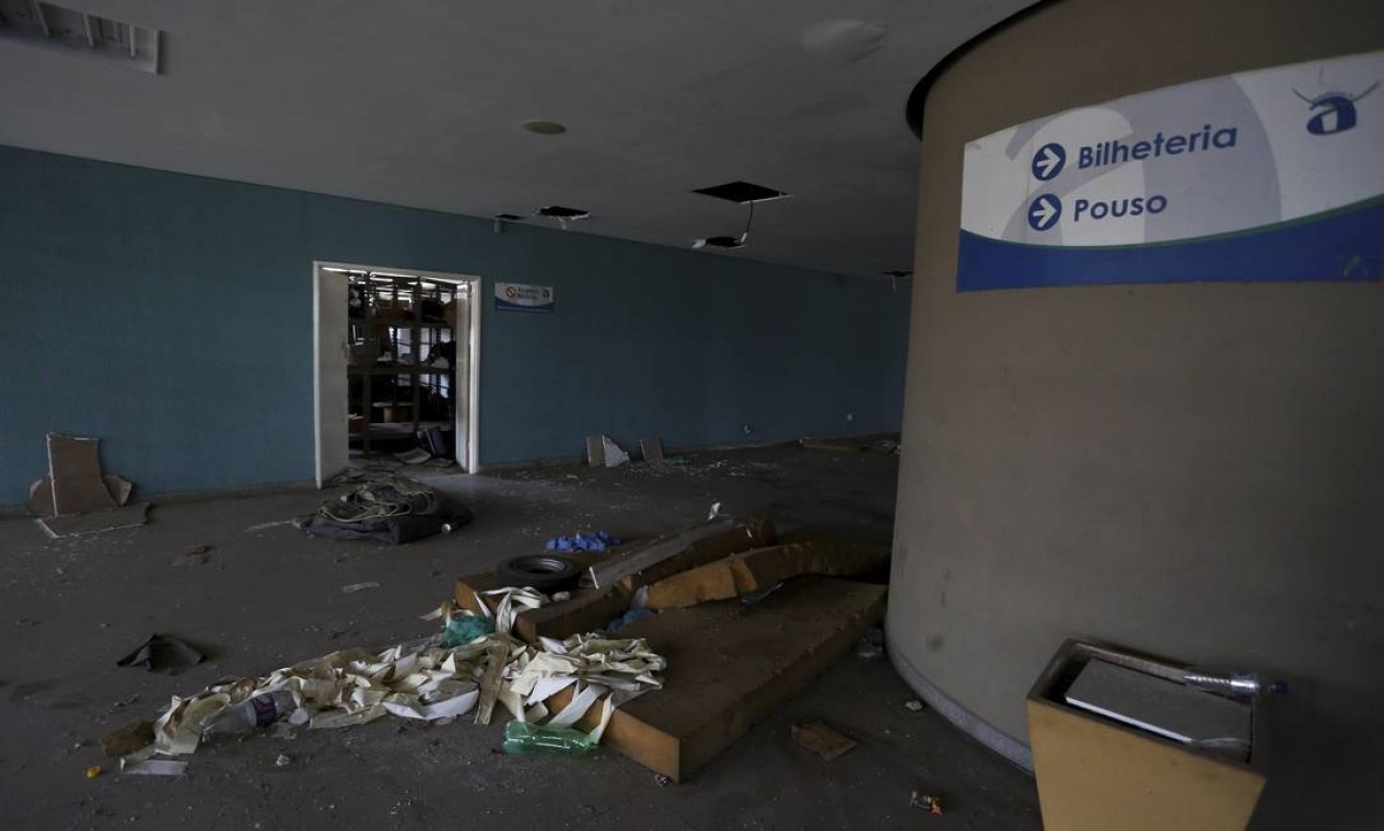 Lixo espalhado na estação é o retrato do abandono que se arrasta desde outubro de 2016 Foto: Fabiano Rocha / Agência O Globo