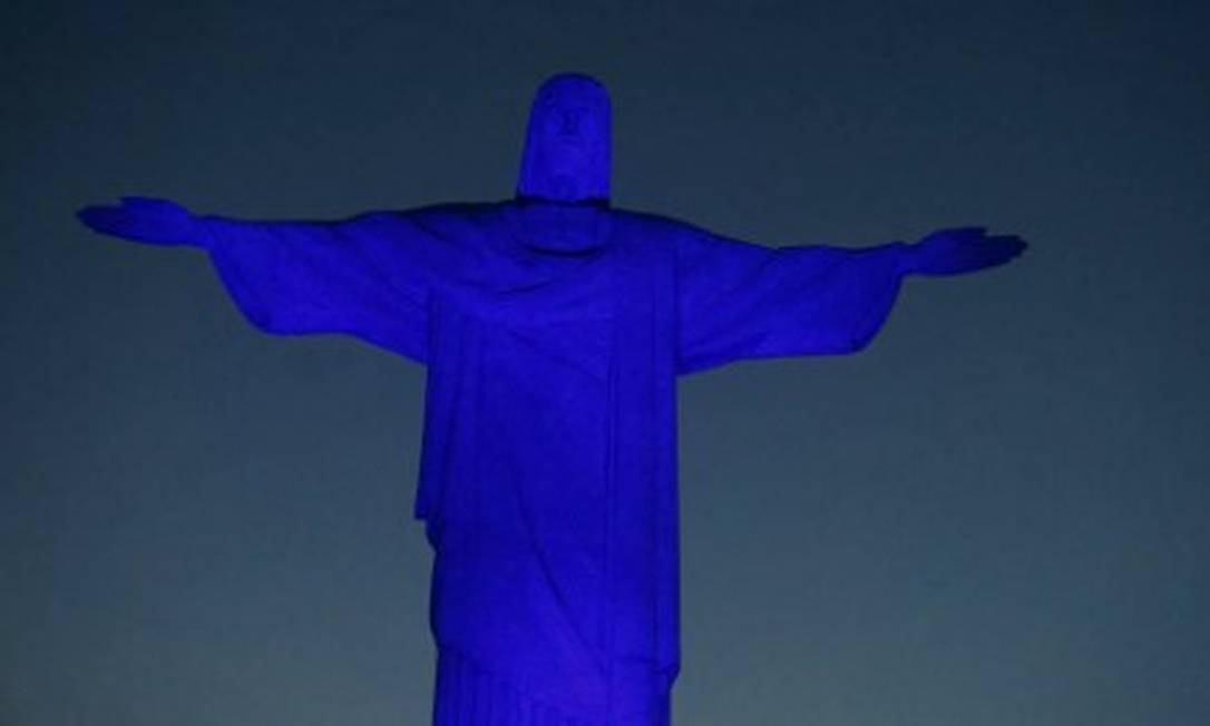 O Cristo Redentor iluminado de azul em 2021 em ação de conscientização sobre o autismo Foto: Divulgação