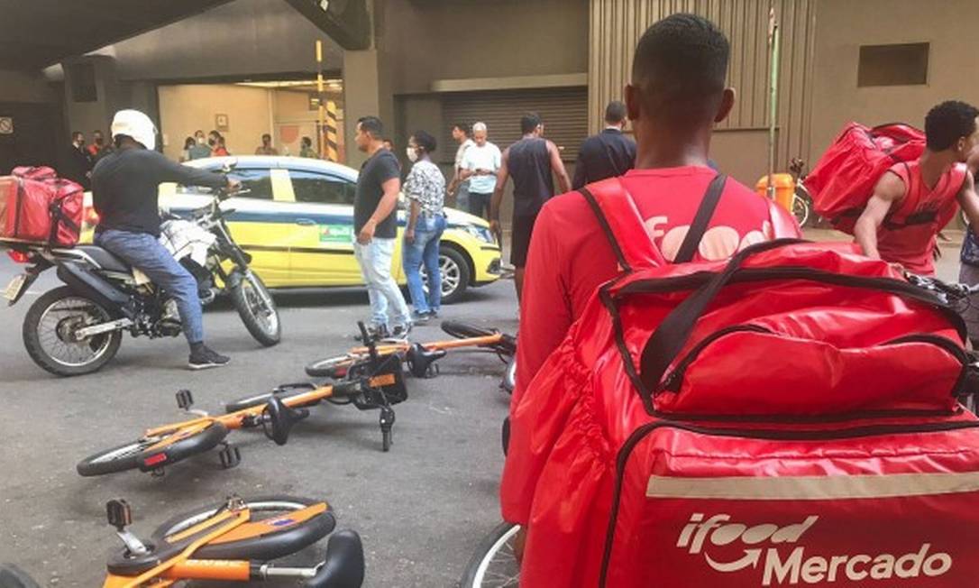Entregadores do iFood fazem paralisação na Tijuca, na Zona Norte do Rio, nesta setxa-feira Foto: Leticia Lopes / Agência O Globo