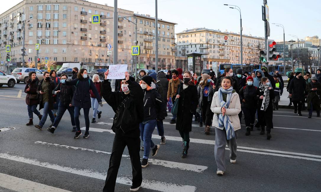 Manifestação contra a guerra em Moscou, no dia 27 de fevereiro Foto: EVGENIA NOVOZHENINA / REUTERS