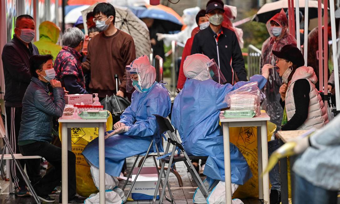 Países na Ásia e na Europa vivem aumento de casos; mas especialistas ressltam cenários epidemiológicos diferentes. Foto: HECTOR RETAMAL / AFP