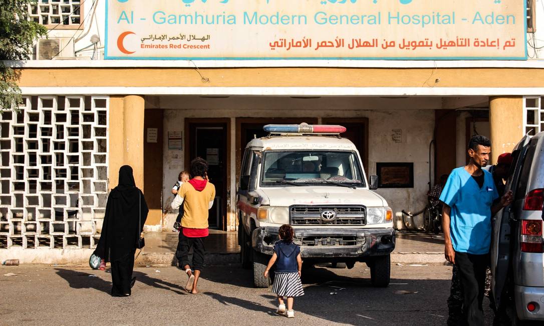 Entrada de um dos hospitais de Aden, no Iêmen: situação precária no setor de saúde do país Foto: SALEH OBAIDI / AFP/02-02-2022